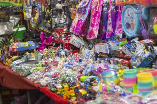 Kabiny s Dětské zboží v noční trh Hua Hin, Thajsko — Stock fotografie