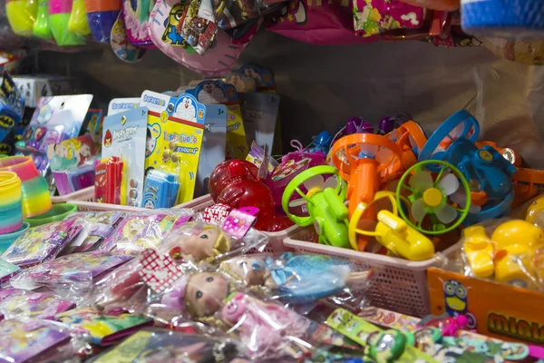 Stand mit Kinderwaren auf dem Nachtmarkt in hua, Thailand — Stockfoto