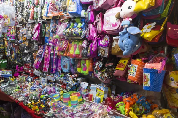 Stand mit Kinderwaren auf dem Nachtmarkt in hua, Thailand — Stockfoto