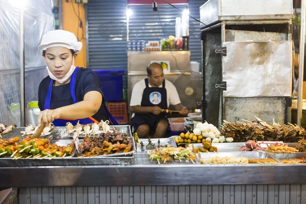 Puesto con comida callejera en el mercado nocturno de Hua Hin, Tailandia Fotos de stock libres de derechos