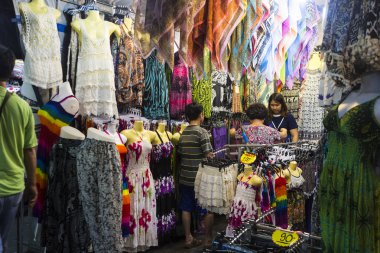 Hua Hin gece pazarda, Tayland kadın giysi ile durak