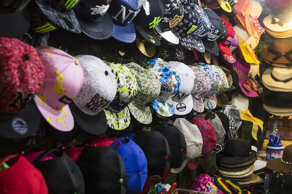 Stand mit Hüten in hua hin Nachtmarkt, Thailand — Stockfoto