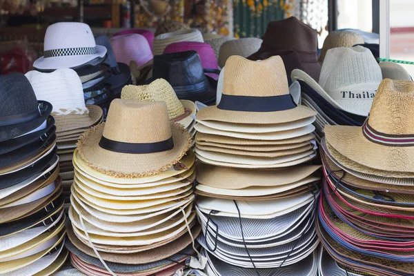 Stand mit Sommermützen am Stäbchenhügel in hua hin — Stockfoto