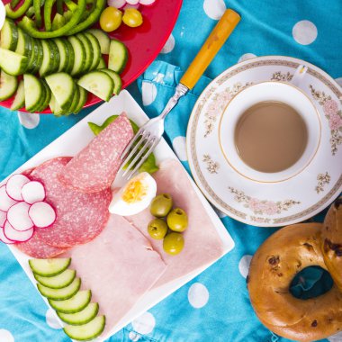 Sağlıklı kahvaltı kahve ve sebzeler ile