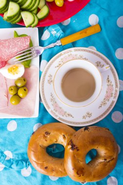 Sağlıklı kahvaltı kahve ve sebzeler ile