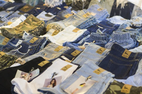 Auslage mit Jeans in hua hin Nachtmarkt, Thailand — Stockfoto