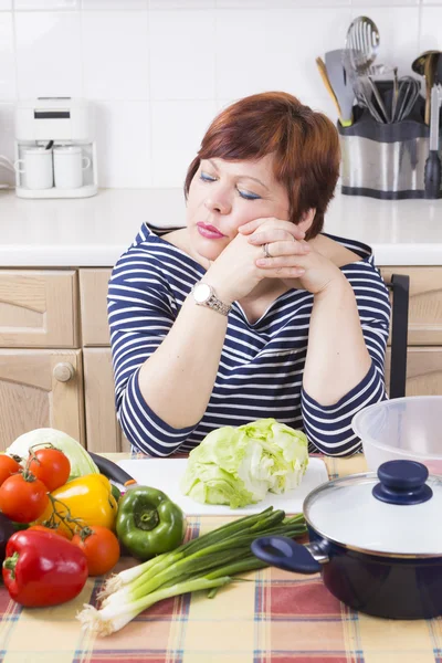 Retrato de mujer infeliz en la cocina — Foto de Stock