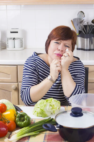 Retrato de mujer infeliz en la cocina —  Fotos de Stock