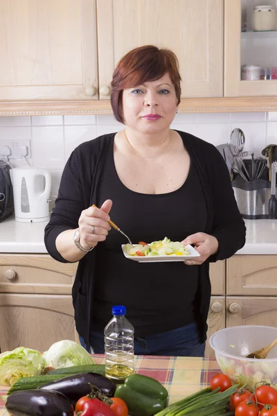 Felice casalinga degustazione insalata di verdure — Foto Stock