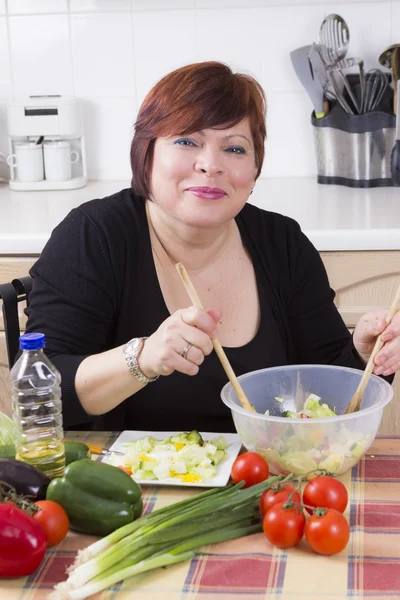 Edad media ama de casa cocinar verduras — Foto de Stock