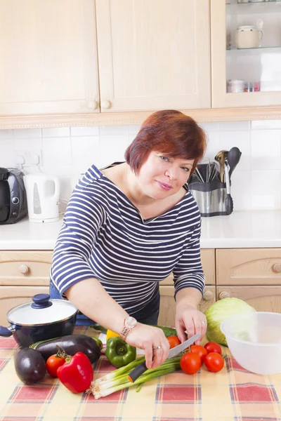 Idade média dona de casa cozinhar legumes — Fotografia de Stock