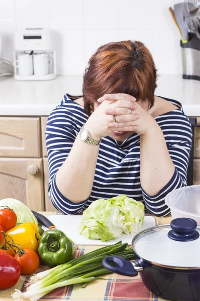 Retrato de mujer infeliz en la cocina Fotos de stock libres de derechos