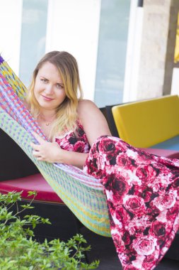 Yaz günü, hamakta genç kadın portresi