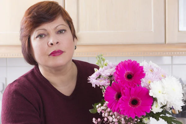 Retrato de ama de casa arreglando flores decorativas — Foto de Stock