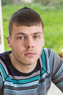 Rahat kapalı poz içinde genç adam