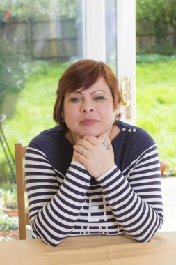 Mutlu orta yaşlı kadın kapalı gülümseyen