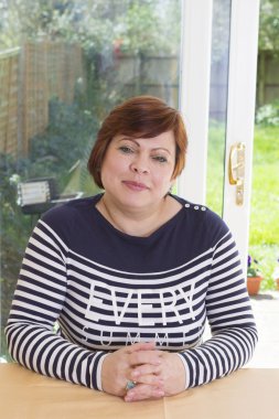 Mutlu orta yaşlı kadın kapalı gülümseyen