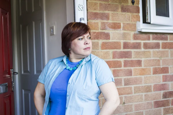 Portret van gelukkig volwassen vrouw bij voordeur — Stockfoto