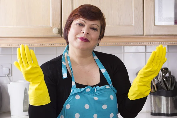 Ritratto di domestica donna che spolvera la cucina — Foto Stock