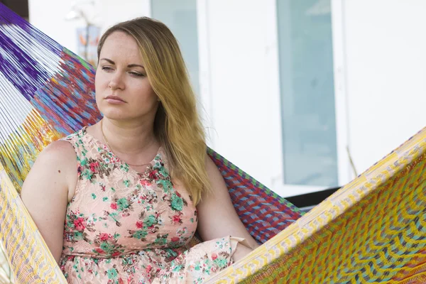 Portret van een jonge vrouw in hangmat op zomerdag — Stockfoto