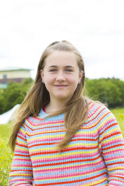 Teenager Mädchen im Sommerpark — Stockfoto