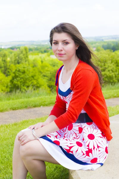 Mooie brunette buiten portret — Stockfoto