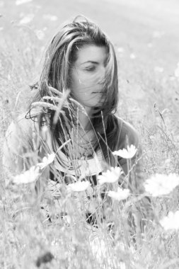 Güzel esmer açık havada dikey