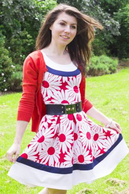 Güzel esmer açık havada dikey