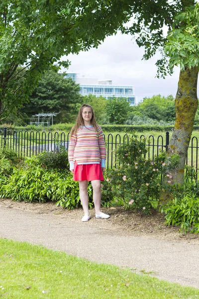 Ragazza adolescente nel parco estivo — Foto Stock
