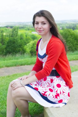 Açık havada uzun saçlı seksi güzel kız