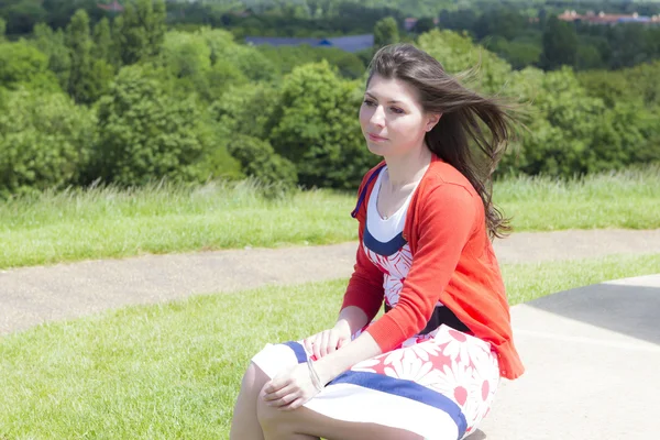 Menina bonita sensual com cabelos longos ao ar livre — Fotografia de Stock