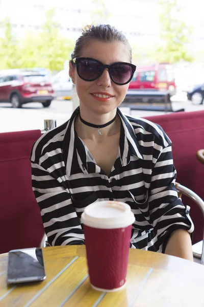 Ładna dziewczyna w kawiarni na świeżym powietrzu — Zdjęcie stockowe