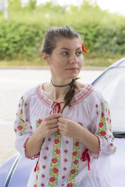 Meisje in Roemeense blouse in de buurt van auto — Stockfoto