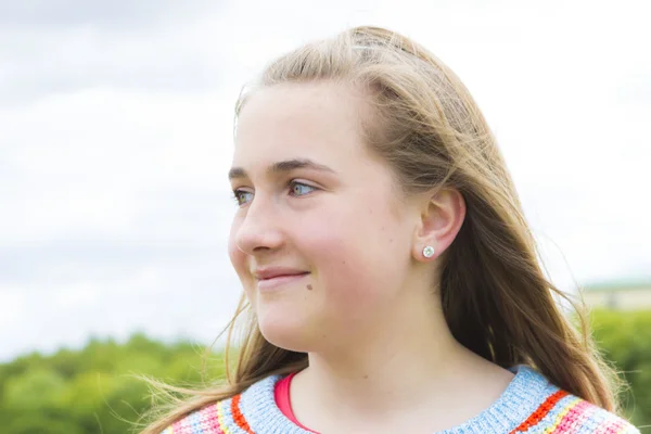 Mooi meisje in zomer park — Stockfoto