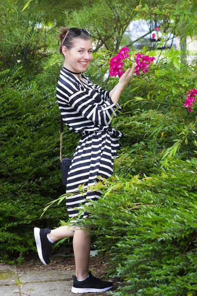 Bella giovane donna in abito-camicia all'aperto — Foto Stock