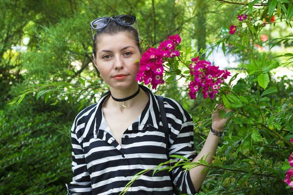 Mooie jonge vrouw in jurk-shirt buitenshuis — Stockfoto