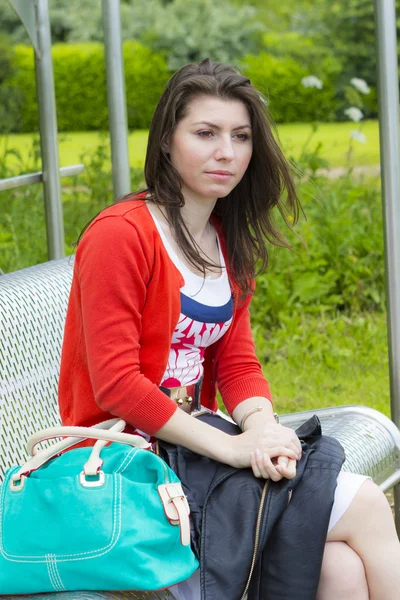 Sensual hermosa chica con el pelo largo al aire libre — Foto de Stock