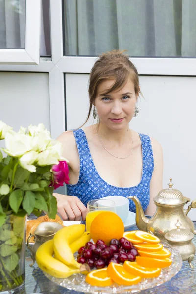 Młoda kobieta picia herbaty na zewnątrz — Zdjęcie stockowe