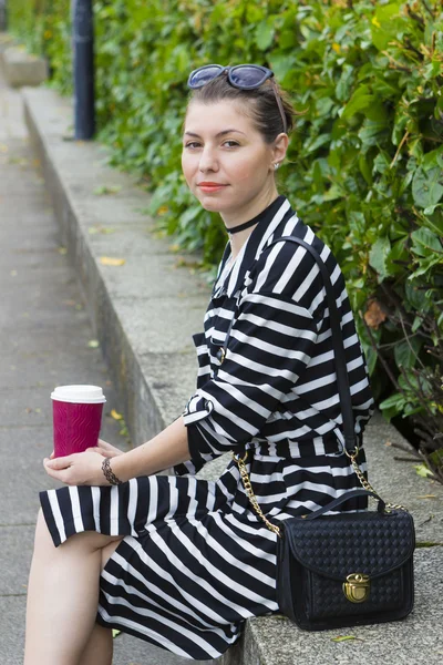 Schöne junge Frau im Kleid — Stockfoto