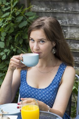 genç bir kadın açık havada çay içme