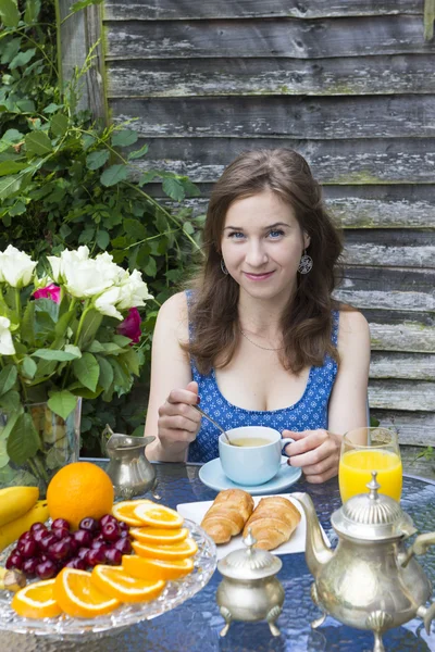 Ung kvinna dricka te utomhus — Stockfoto