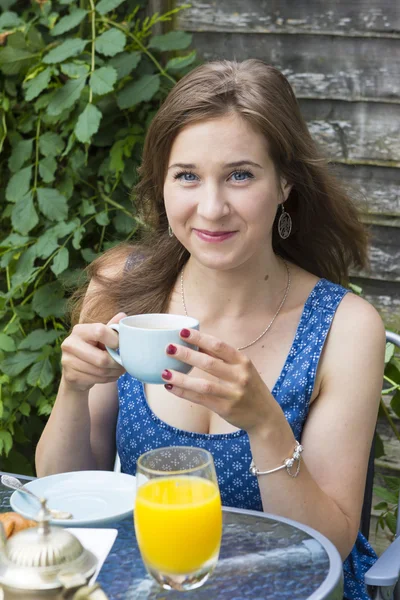 Giovane donna che beve tè all'aperto — Foto Stock