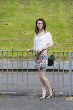 Açık havada yaz elbiseli güzel kız