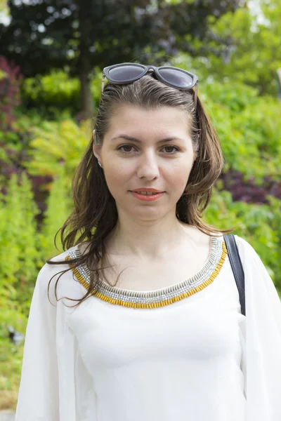 Mooi meisje in zomerjurk buitenshuis — Stockfoto