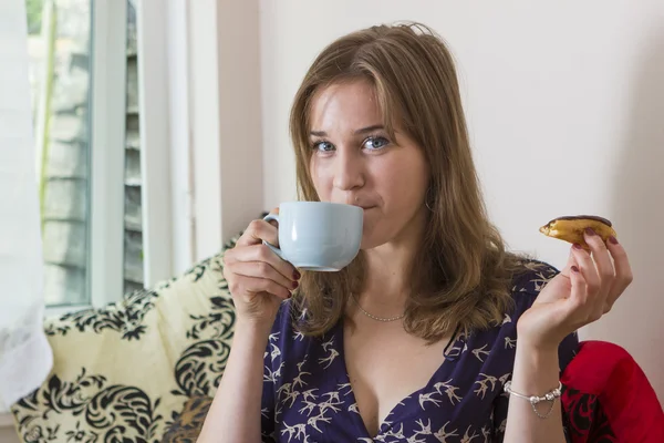 Sweet tooth meisje eten eclairs — Stockfoto