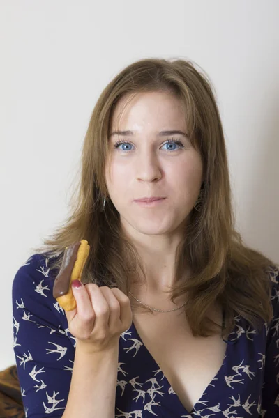 Édesszájú lány eszik eclairs — Stock Fotó