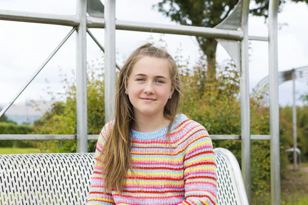 Mooi meisje in zomer park — Stockfoto