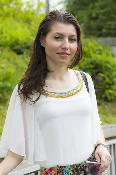 Mooi meisje in zomerjurk buitenshuis — Stockfoto