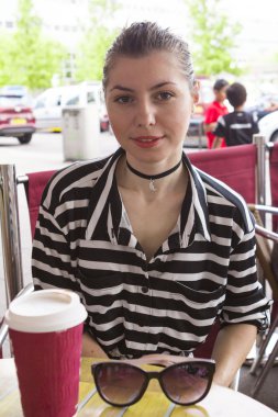 Kafe açık havada güzel kız