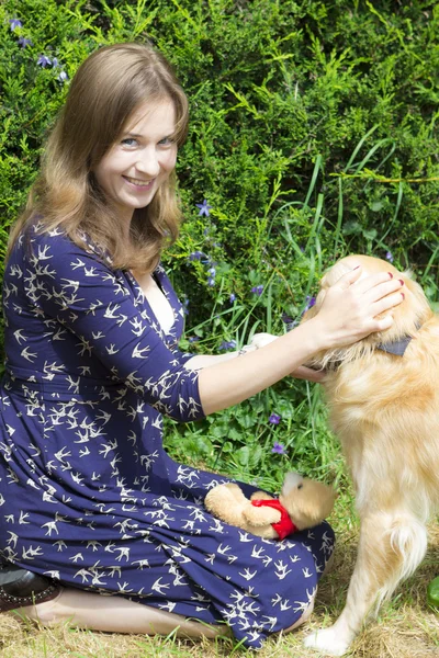 Chica bonita jugando con el perro al aire libre — Foto de Stock